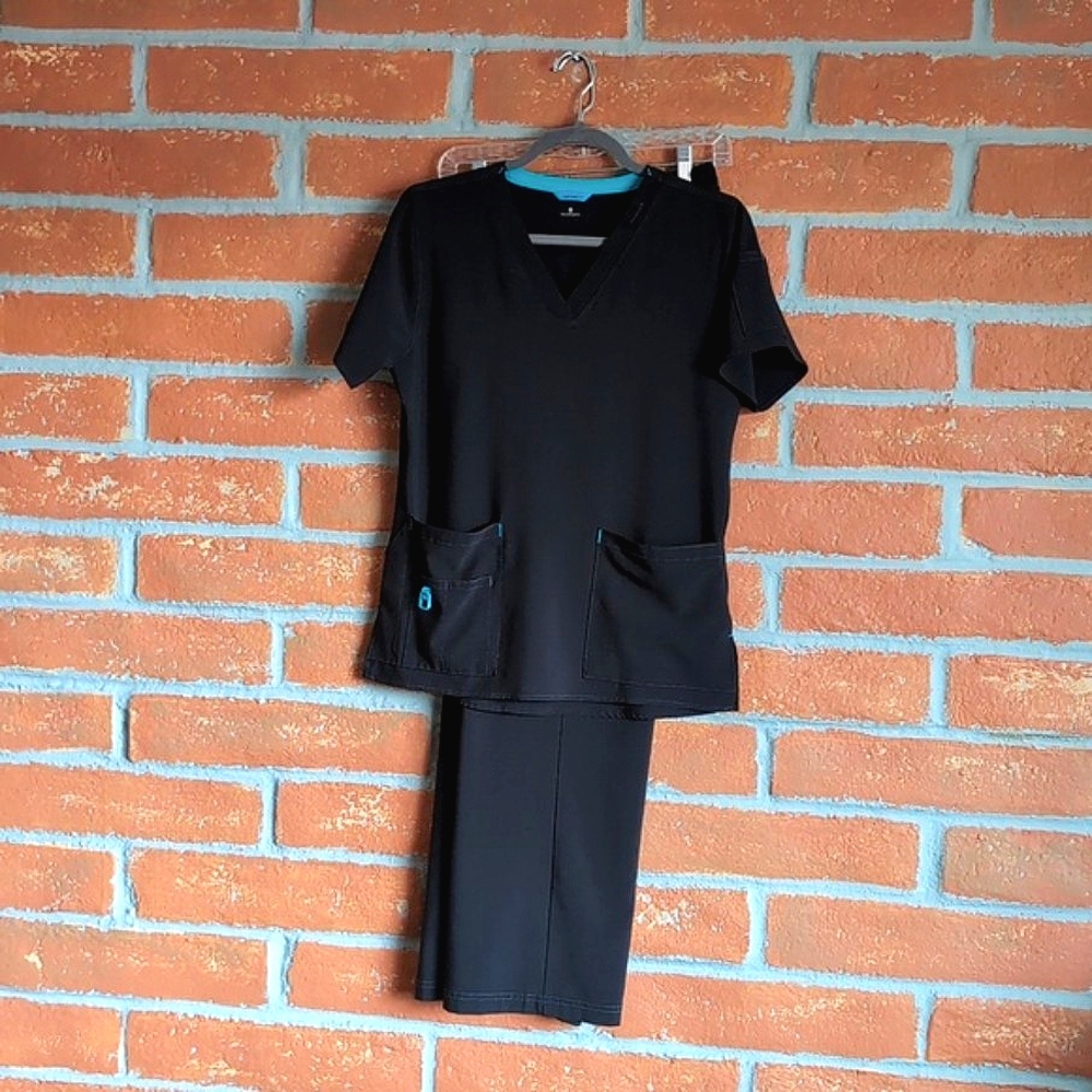 Preowned Carhartt Black Scrub Set (1) top C12110, (2) pairs bottom C52110 - Picture 2 of 14